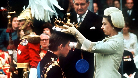 1969: Königin Elizabeth setzt ihrem Sohn Charles die Krone auf und krönt ihn damit zum Prinzen von Wales © Picture-Alliance / dpa / UPI 