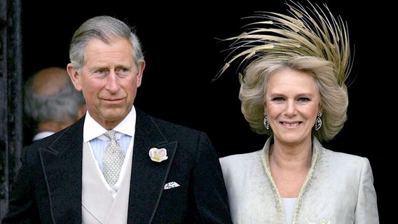 Prinz Charles und Camilla nach ihrer Trauung am 9. April 2005 © Picture-Alliance / dpa 