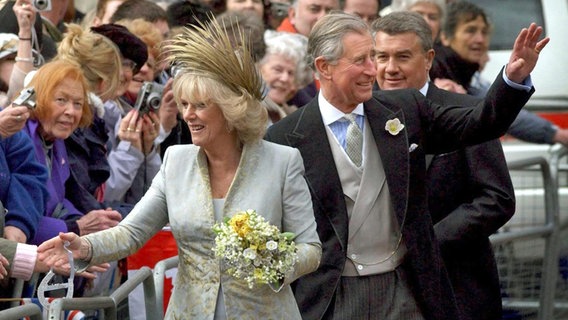 9. April 2005: Camilla und Charles nehmen nach der Trauung Glückwünsche der Passanten entgegen. © dpa Bildfunk 