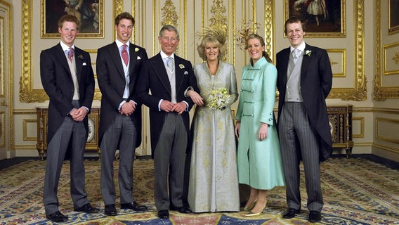 Familienfoto zur Hochzeit am 9. April 2005: Prinz Harry (von links nach rechts), Prinz William, Prinz Charles, Herzogin Camilla, Laura und Tom Parker Bowles © Picture-Alliance / dpa Foto: Hugo Burnand