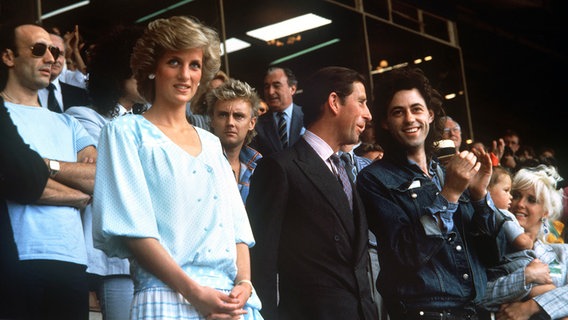 Prinzessin Diana, Prinz Charles, Sänger Bob Geldof und dessen Frau Paula Yates mit Tochter Pixie beim Live Aid-Konzert im Londoner Wembley-Stadion 1985 © Picture-Alliance / dpa / Press Association 