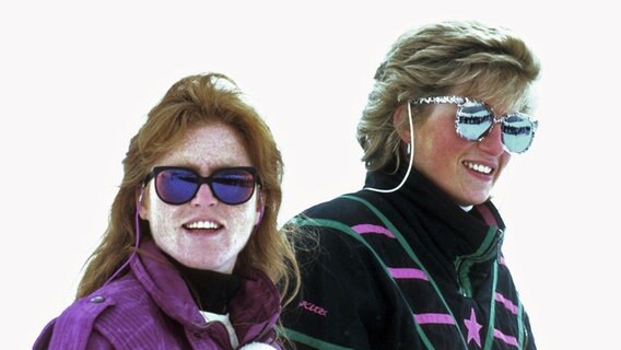 Sarah Ferguson (links) und Diana auf der Skipiste in Klosters, Schweiz, am 9.3.1988 © dpa / picture alliance 