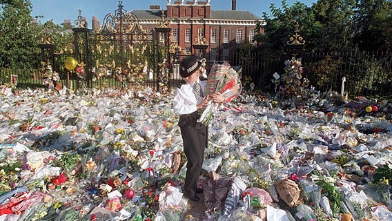 Tausende Trauernde haben am 2. September 1997 für Diana Blumen auf dem Platz vor dem Kensington Palace in London niedergelegt © dpa Bildfunk 