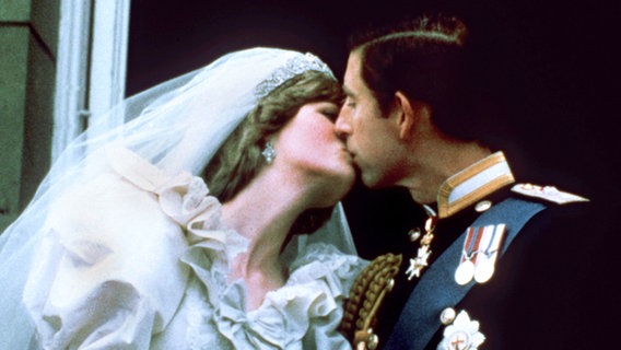 29. Juli 1981: Nach ihrer Hochzeit geben sich Diana und Charles auf dem Balkon des Buckingham Palastes einen Kuss © dpa Bildfunk 
