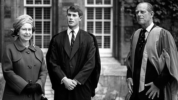 Königin Elizabeth II. und Prinz Philip besuchen am 16.5.1984 ihren jüngsten Sohn Prinz Edward im Jesus College in Cambridge. Königin Elizabeth II. und Prinz Philip besuchen am 16.5.1984 ihren jüngsten Sohn Prinz Edward im Jesus College in Cambridge. © dpa-Bildarchiv