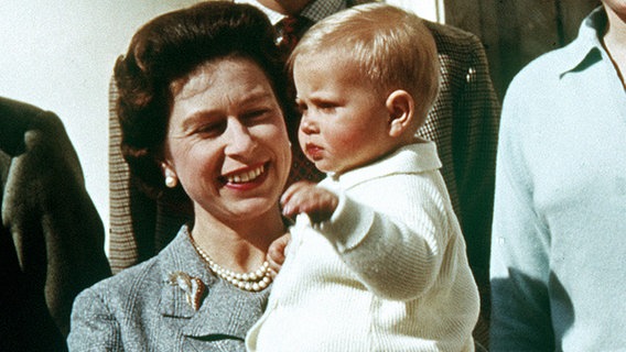Königin Elisabeth II. hält an ihrem 39. Geburtstag, dem 21.04.1965, ihr Baby Prinz Edward in Frogmore auf dem Arm. © picture-alliance / empics 