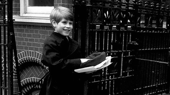 Prinz Edward, der jüngste Sohn der britischen Königin Elizabeth II., geht am 10.3.1972, am Tag seines achten Geburtstags, aus der Gibb's Schule auf dem Nachhauseweg. © dpa-Fotoreport 