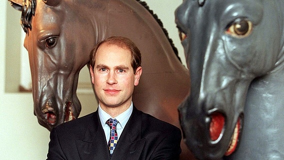 Prinz Edward stellt sich am 8.1.1998 in London der Presse, bevor er zum ersten Mal die Sendung "Crown and Country" im Kabelprogramm "The History Channel" moderiert. © dpa - Fotoreport 