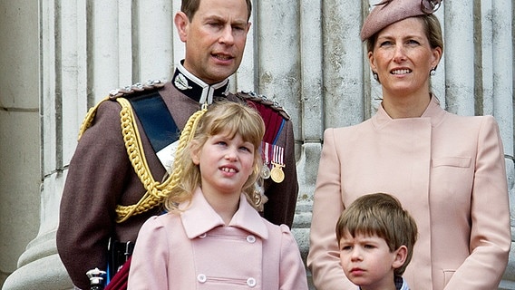 Prinz Edward mit Ehefrau Sophie und dem Kindern Louise und James bei der Parade "Trooping the Colour" 2013 in London. © dpa 