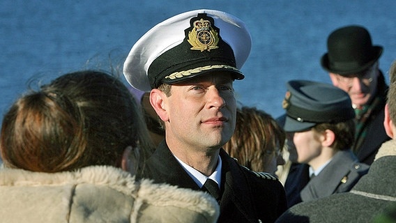 Prinz Edward trifft im Jahr 2007 auf den Falkland-Inseln Familienangehörige von getöteten Soldaten. Prinz Edward trifft im Jahr 2007 auf den Falkland-Inseln Familienangehörige von getöteten Soldaten. © dpa