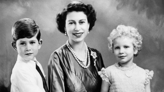 Queen Elizabeth II. mit ihren Kindern Prinz Charles und Prinzessin Anne © Picture-Alliance / dpa Foto: Marcus Adams