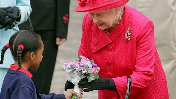 Queen Elizabeth II. bekommt Blumen von einem Kind geschenkt © Picture-Alliance / dpa / EPA Foto: Geoff Caddick