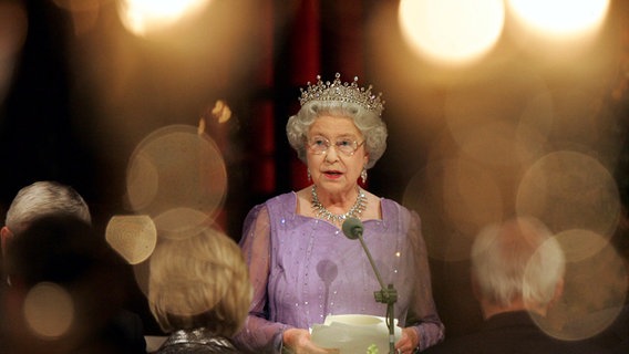 Queen Elizabeth II. beim Staatsbankett im Zeugenhaus in Berlin. © Picture-Alliance / dpa Foto: Michael Kappeler