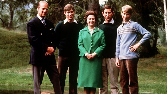Queen Elizabeth II., Prinz Philip , Prinz Andrew, Prinz Charles und Prinz Edward im Park von Schloss Balmoral in Schottland © Picture-Alliance / dpa / Press Association 