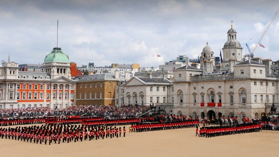 Trooping the Colour-Parade zum Geburtstag der Queen 2010. © dpa Bildfunk 