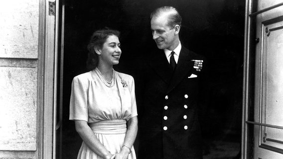 Prinzessin Elizabeth und Prinz Philip bei der Verkündung ihrer Verlobung © Picture-Alliance / dpa 
