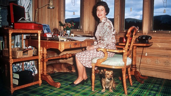 Queen Elizabeth II. an ihrem Schreibtisch in ihrem Arbeitszimmer auf Schloß Balmoral. © dpa - Bildarchiv 