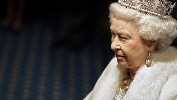 Königin Elizabeth II. im House of Commons © picture-alliance / dpa Foto: Shaun Curry