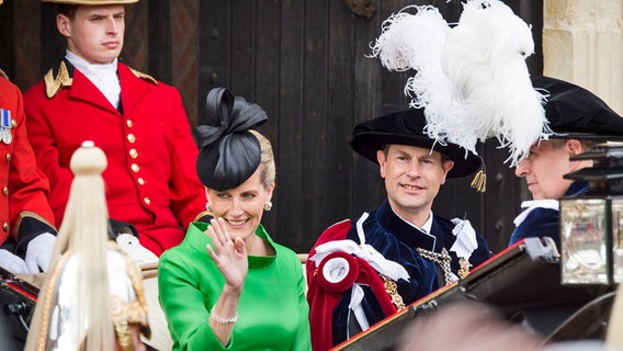 Prinz Edward mit Gattin Sophie in einer Pferdekutsche beim Garter Day 2015 in Schloss Windsor © picture alliance Foto: Patrick van Katwijk