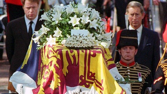 Mit starren Gesichtern folgen am 6. September 1997 Dianas Bruder Charles (links) und Prinz Charles (r) dem Sarg Dianas auf dem Weg zur Trauerfeier in die Londoner Westminister Abtei. © picture-alliance / dpa 