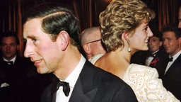 Szenen einer zerütteten Ehe: Prinz Charles und Diana wenden sich bei einem Theaterbesuch 1992 in London den Rücken zu, Foto: dpa Bildfunk © dpa Bildfunk 