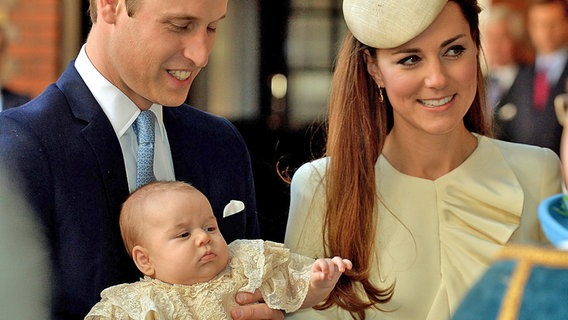 William und Kate mit Prinz George kommen am 23. Oktober 2013 beim St. James's Palace an. © picture alliance / empics / PA Wire 