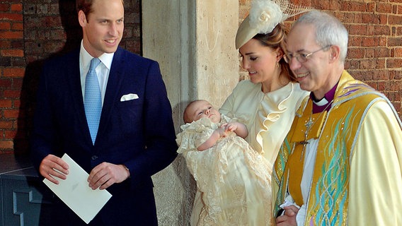 Prinz William (links), Herzogin Kate mit Prinz George auf dem Arm und der Erzbischof von Canterbury nach der Taufe am 23. Oktober 2013. © picture alliance / Photoshot 