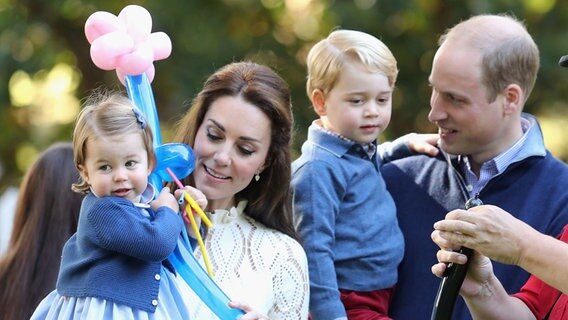 Prinz William und Herzogin Kate mit Nachwuchs Prinzessin Charlotte und Prinz George auf einer Kinderparty während ihres Besuchs in Kanada im September 2016. © picture alliance / empics Foto: Chris Jackson