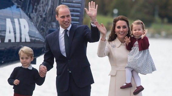 Prinz William und Herzogin Kate mit Nachwuchs Prinz George und Prinzessin Charlotte stehen während ihres Besuchs in Kanada im September 2016 neben einem Flugzeug. © picture alliance / Photoshot 