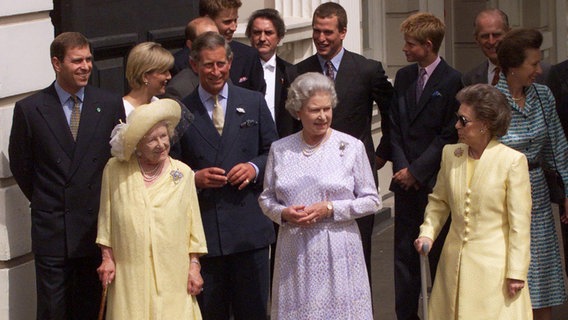 Die königliche Familie am 99. Geburtstag von Queen Mom in London (04.08.1999) © picture-alliance/AP Foto: Dave Caulkin