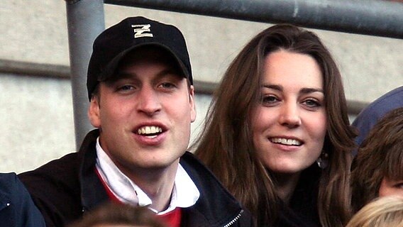 Kate Middleton und  Prinz William 2007 bei einem Rugbymatch in Twickenham. © dpa - Report 