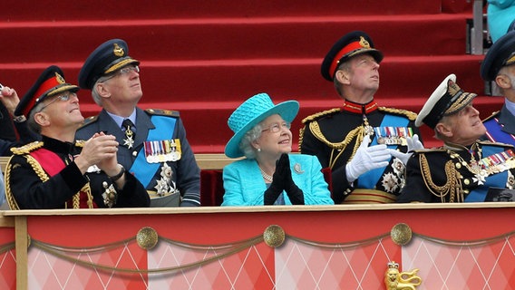 Uniformierte Truppen bei der Diamond Jubilee Armed Forces Parade. © dpa / picture alliance Foto: Chris Jackson