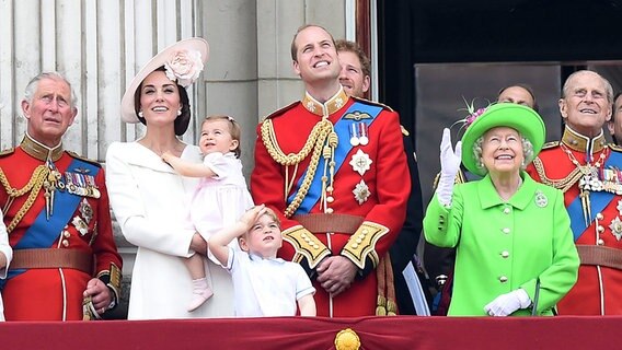 Prinz Charles, Herzogin Kate, Charlotte, George, Prinz William, Queen Elizabeth II. und Prinz Philip stehen auf dem Balkon des Buckingham Palace. © dpa-Bildfunk Foto: Facundo Arrizabalaga