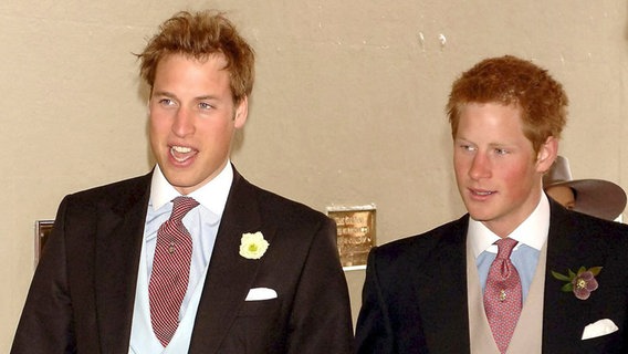 9. April 2005: Prinz William und Prinz Henry auf der Hochzeit von ihrem Vater Charles © Picture-Alliance / dpa 