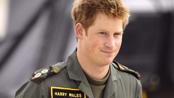 Royal Airforce Base in Shawbury 2009: Prinz Harry steht in Fliegeruniform vor einem Hubschrauber Royal Airforce Base in Shawbury 2009: Prinz Harry steht in Fliegeruniform vor einem Hubschrauber © picture-alliance