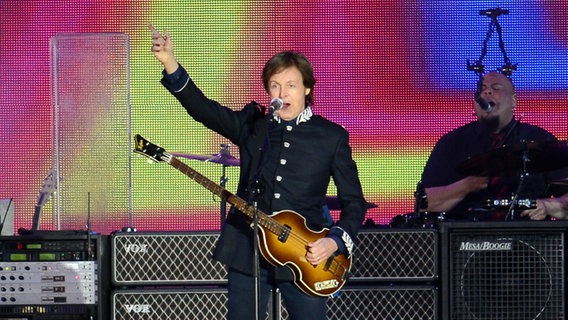 Paul McCartney performt während des Jubiläumskonzerts für die Queen auf der Bühne vor dem Buckingham Palace. © dpa Foto: Tobias Hase