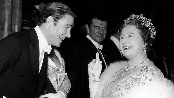Queen Mum mit dem Schauspieler Peter O'Toole © picture-alliance / United Archives / TopFoto 