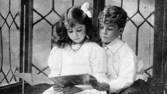 Elizabeth Bowes-Lyon und ihr Bruder lesen ein Buch © picture-alliance / United Archives/TopFoto 
