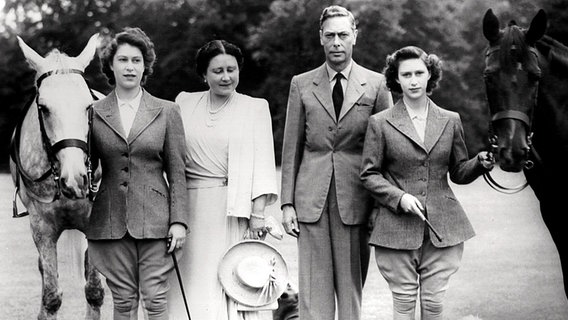 Königin Elizabeth und Georg VI. mit ihren beiden Töchtern Elizabeth (ganz links) und Margaret auf Schloss Windsor © picture-alliance / United Archives/TopFoto 