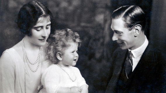 Elizabeth Bowes-Lyon und ihr Mann Georg VI. mit Elizabeth um 1929 © picture alliance/Mary Evans Picture Library 