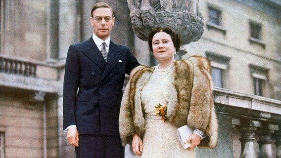 König Georg VI. mit Queen Elizabeth, der Königinmutter, auf der Terasse des Buckingham Palastes im Jahr 1948 © picture alliance/Mary Evans Picture Library 
