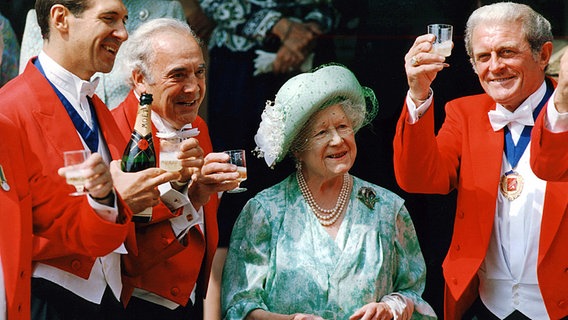 Die Toastmaster erheben am 4.8.1996 vor Schloß Sandringham das Glas auf Queen Mum, die Mutter von Königin Elizabeth II. © dpa-Fotoreport 