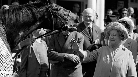 Queen Mum begrüßt am 28.4.1984 während des Rennes in Sandown ihr Pferd "Special Cargo". © dpa-Bildarchiv 