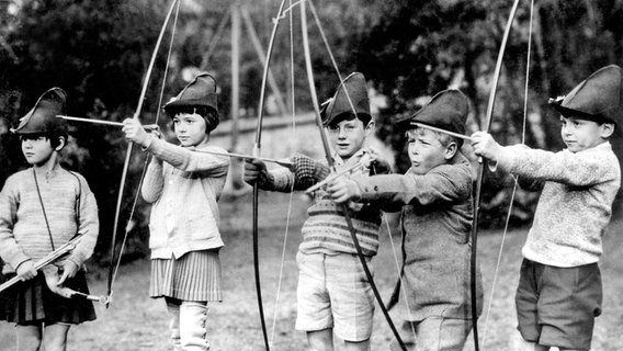 1929: Jacques de Bourbon (von rechts nach links), Prinz Philip, Teddy Culbert, Martha Robertson und Prinzessin Anne von Bourbon-Parma beim Bogenschießen © United Archives/TopFoto 