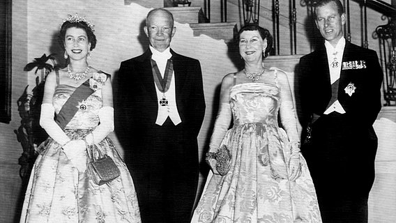 1957: Prinz Philip (von rechts nach links), die First Lady Mamie Eisenhower, Präsident Eisenhower und Queen Elizabeth II. im Weißen Haus © Everett Collection 
