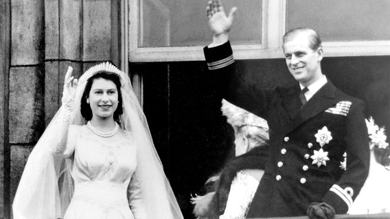 1947: Prinz Philip und seine Braut Elizabeth II. jubeln der Menge vom Buckingham Palace aus zu © picture-alliance / United Archiv Foto: United_Archives/TopFoto
