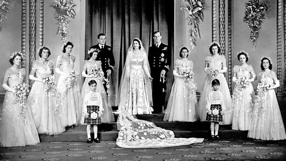 1947: Hochzeitsbild von Prinz Philip und Elizabeth II. in der Westminster Abbey © dpa/empics Foto: PA Wire