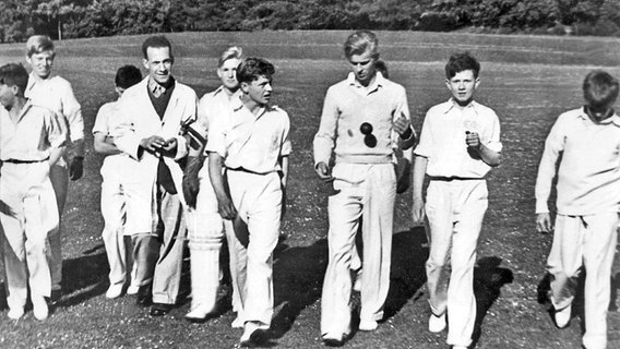 1936: Der junge Prinz Philip (mit Ball) inmitten seiner Cricket-Manschaft der Gordonstoun School. © United Archives/TopFoto 