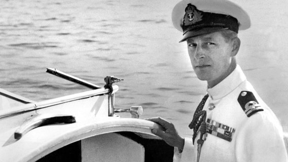 Oktober 1949: Prinz Philip auf einem Motorboot © United Archives/TopFoto 