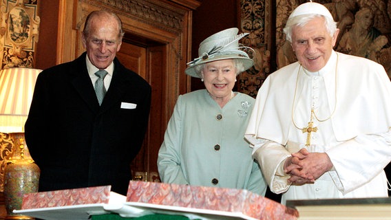 Prinz Philip und Königin Elizabeth II. mit Papst Benedikt XVI. © dpa Foto: David Cheskin / Pool